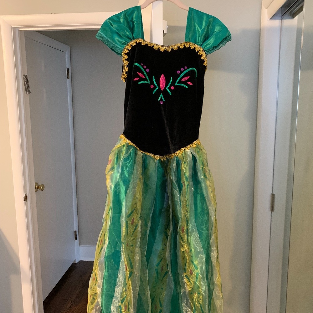 Anna Costume, Women